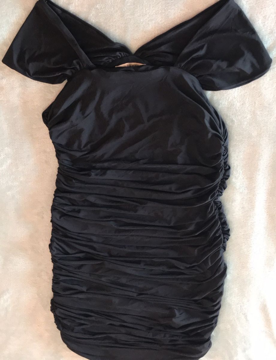 vestido preto com pregas