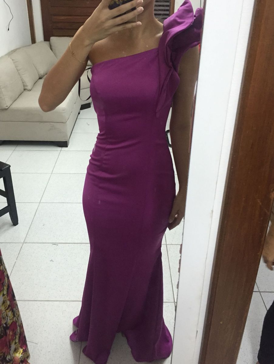 vestido um ombro só com babado