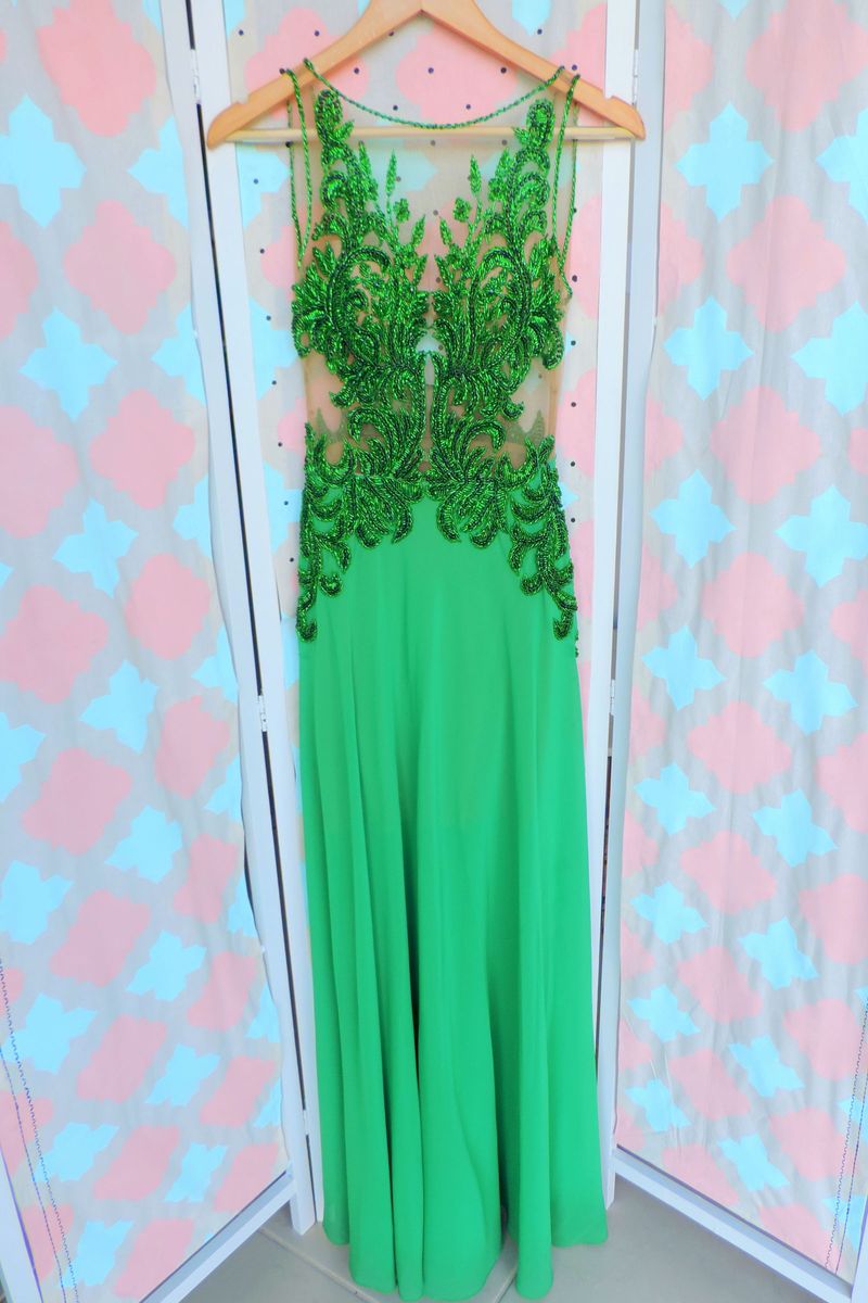 vestido verde bordado com pedraria