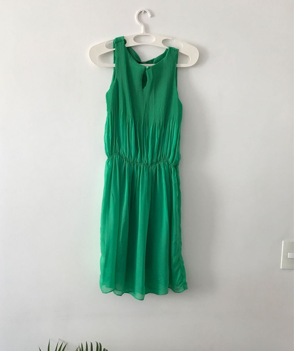 vestido verde plissado