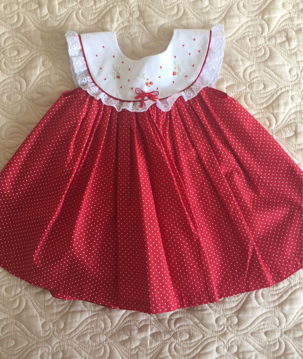 vestido vermelho com bolinhas brancas