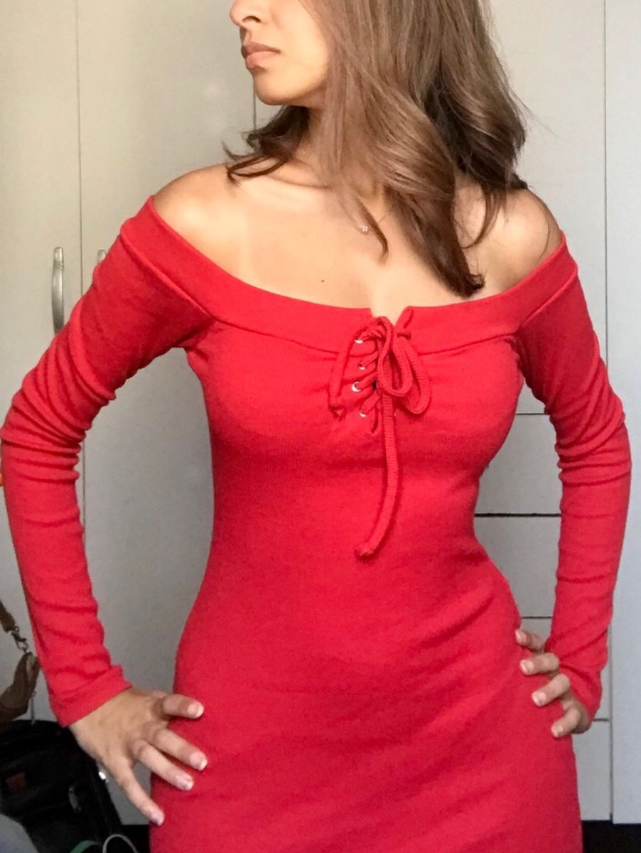 vestido vermelho com bota marrom