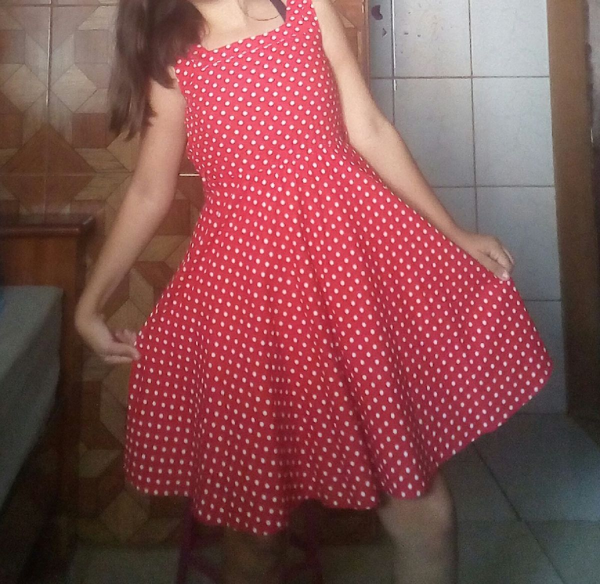 vestido vermelho de bolinha branca