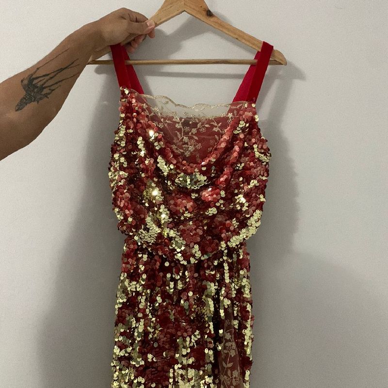 Vestido vermelho best sale com dourado