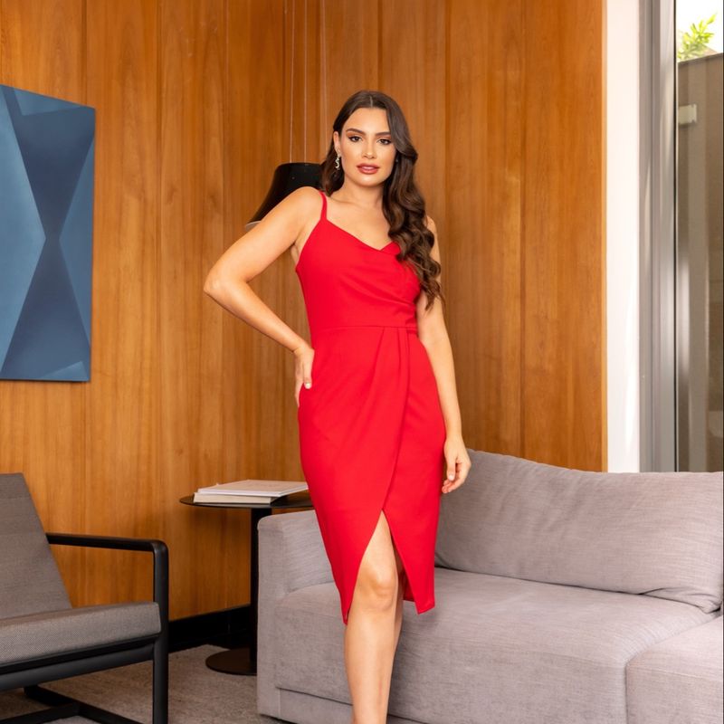 Modelo de moda vestido vermelho mulher elegante em vestido de beleza  elegante