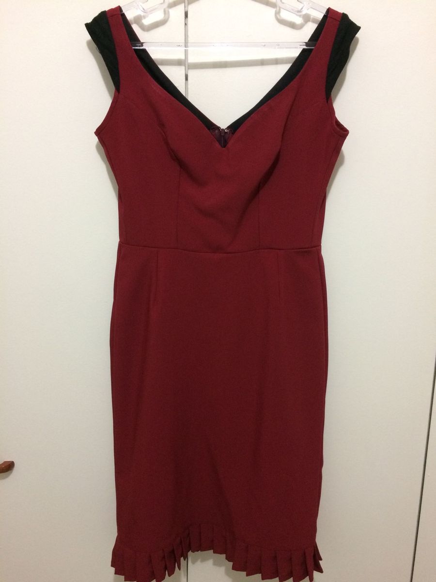 vermelho escuro vestido