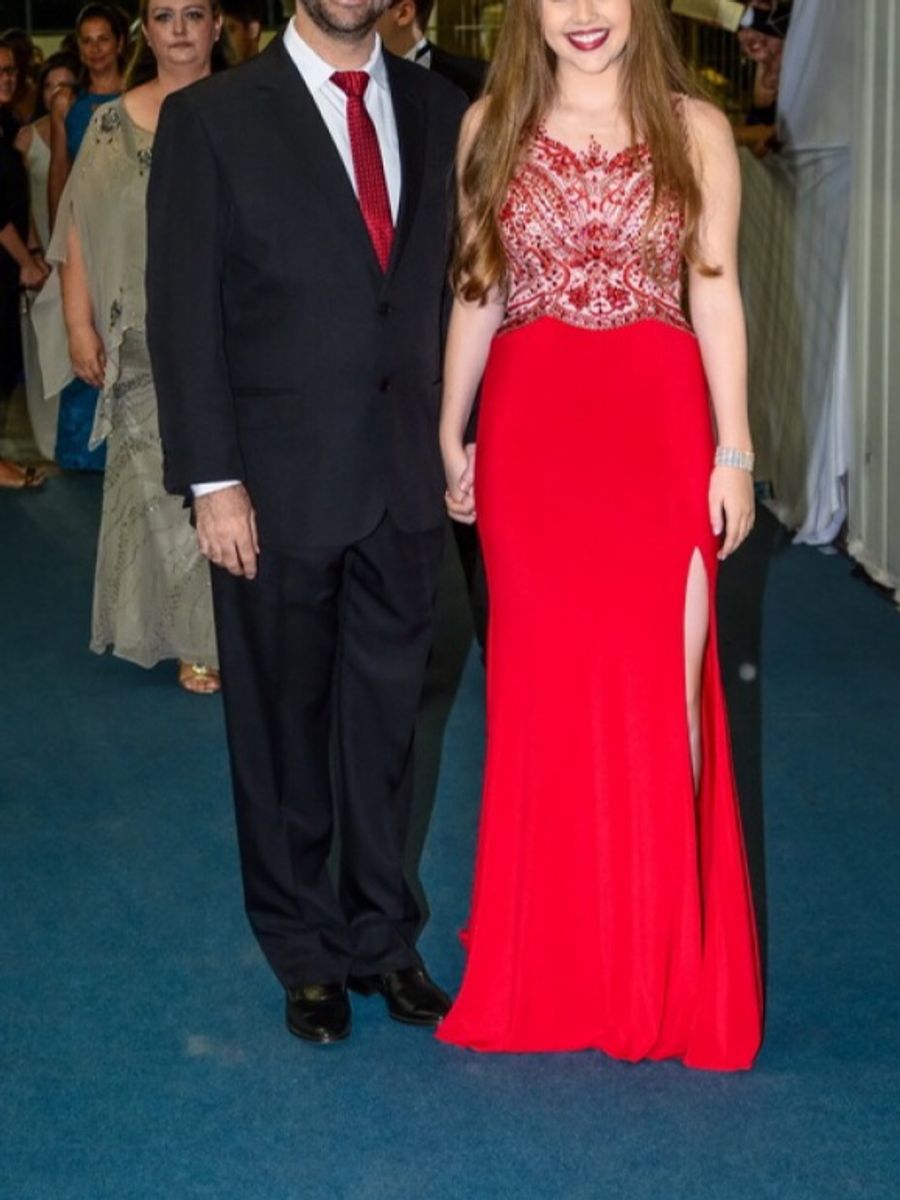 vestido vermelho com pedras
