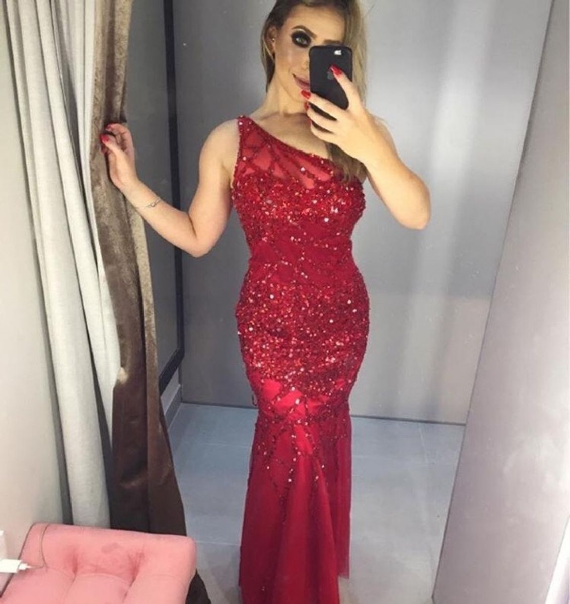 vestido vermelho de um ombro só