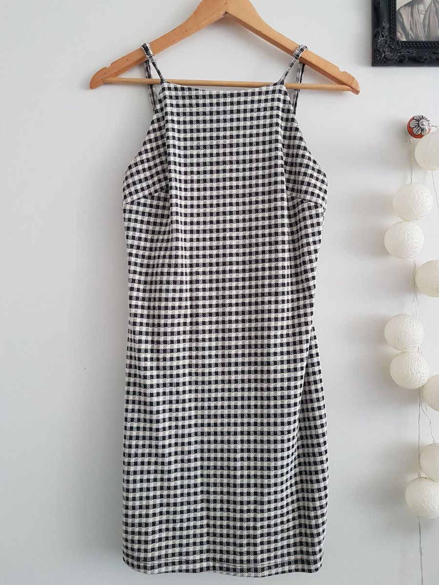 vestido xadrez preto e branco