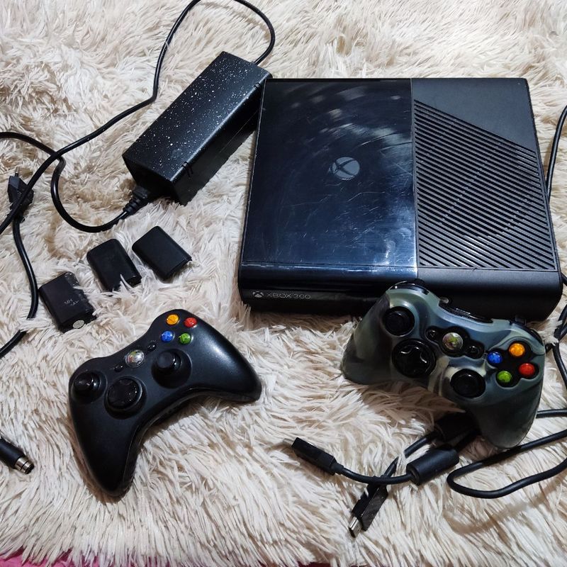 Console Xbox 360 Slim 4GB - Xbox 360 - Sebo dos Games - 10 anos!