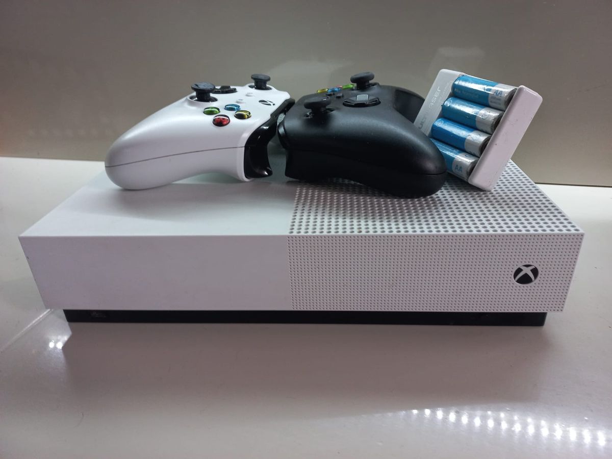 Outlet Digital - Xbox ONE⁣ ⁣ 📷 Desenvolvido para exibição em 4k.⁣ 🎮 São  mais de 1300 jogos, incluindo 200 títulos exclusivos do console e mais de  400 clássicos do Xbox.⁣ ⚙️