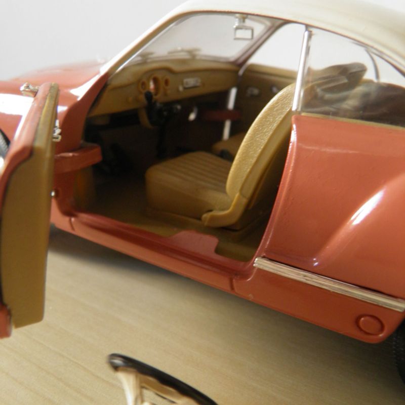 Volkswagen Karmann-Ghia 1966 - Escala 1/18 - Road Signatures