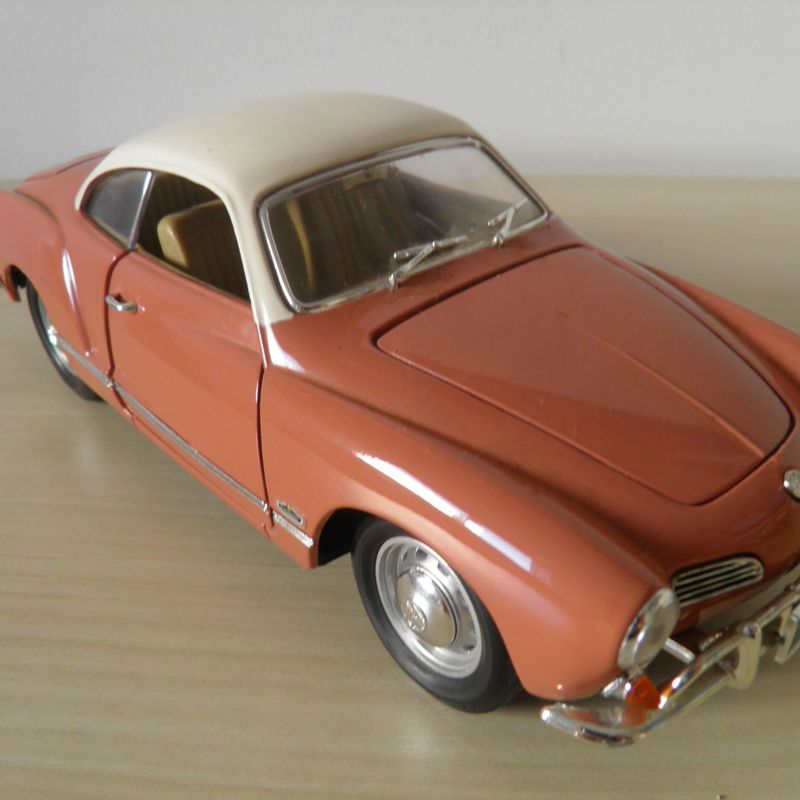 Volkswagen Karmann-Ghia 1966 - Escala 1/18 - Road Signatures