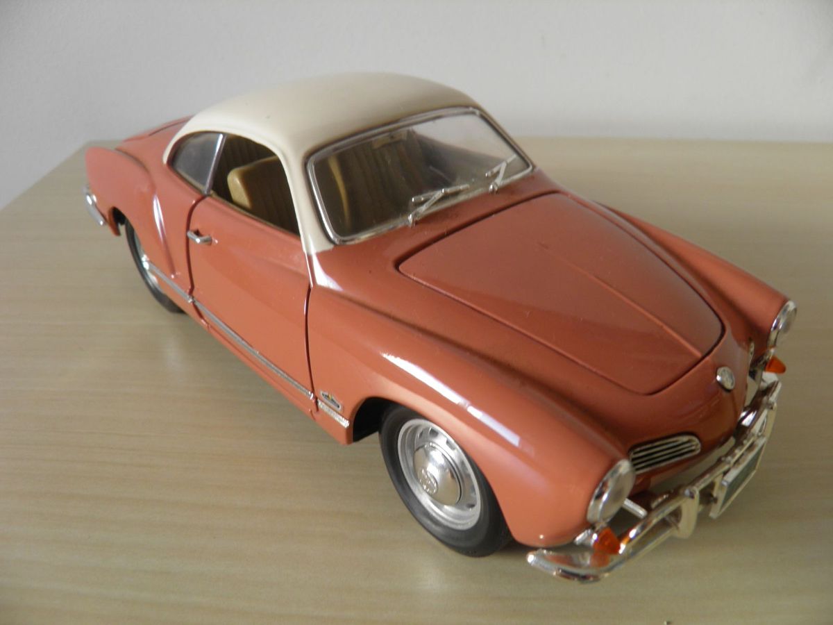 Volkswagen Karmann-Ghia 1966 - Escala 1/18 - Road Signatures