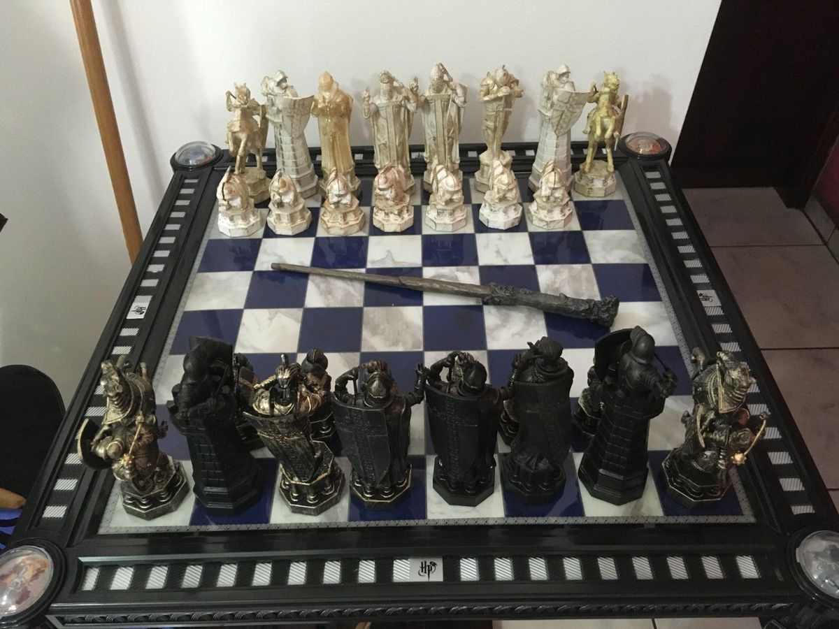 Fileiras de peças de xadrez preto e branco do filme harry potter em