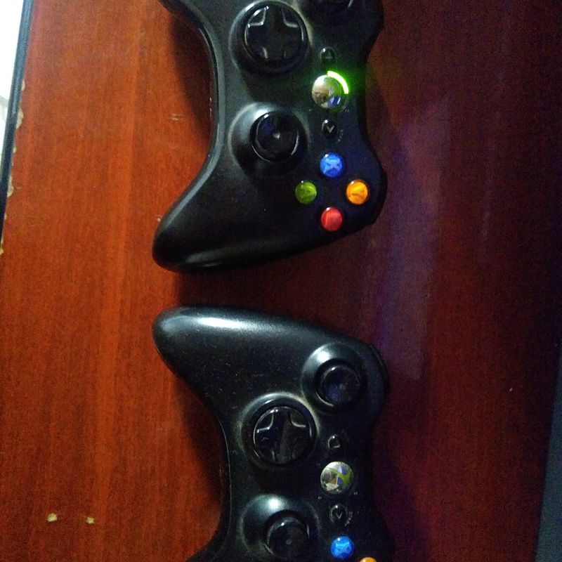 Xbox 360 bloqueado original + 2 controles + Kinect + jogos - Videogames -  Xaxim, Curitiba 1256068413