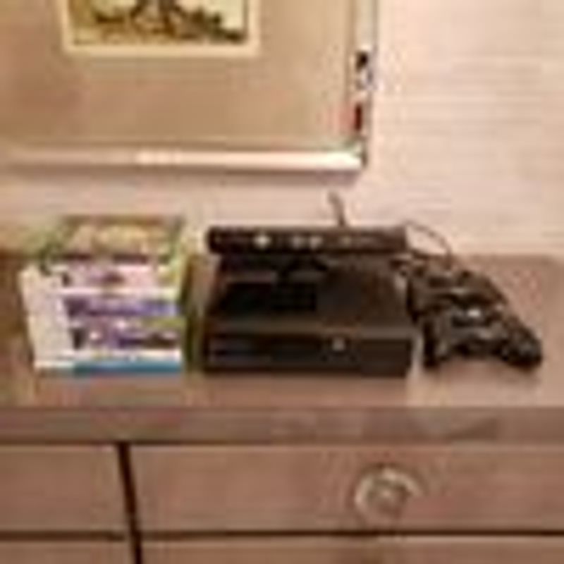 Console Xbox 360 Slim 4gb Kinect 2 Controles 3 Jogos - Usado