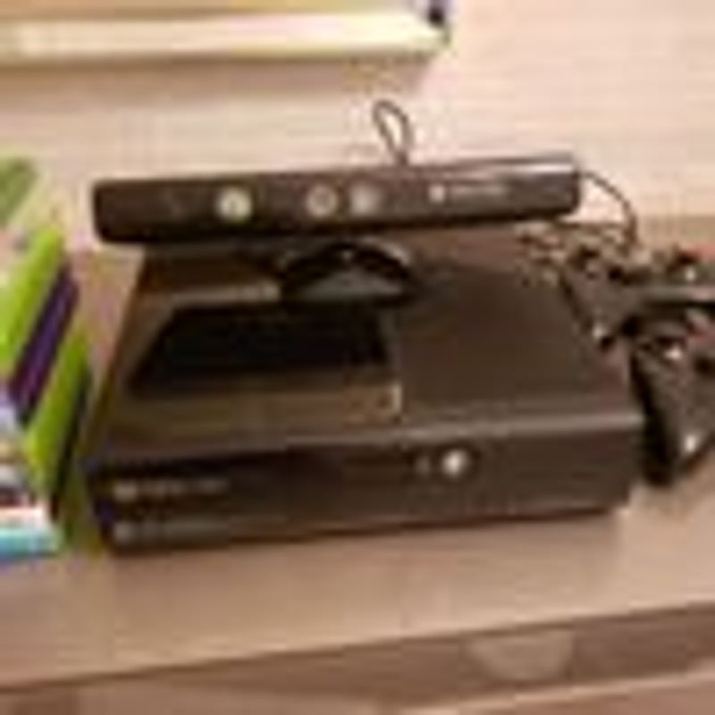 XBOX 360 slim COM 10 jogos e duas manetes e kinet - Videogames