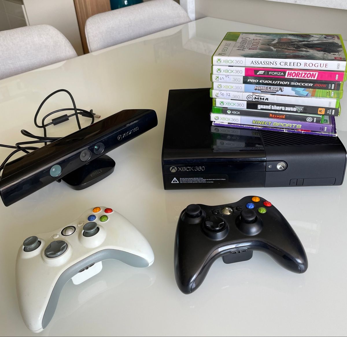 XBOX 360 COM KINECT, DOIS CONTROLES E ALGUNS JOGOS - Videogames - Setor  Central, Goiânia 1252639630