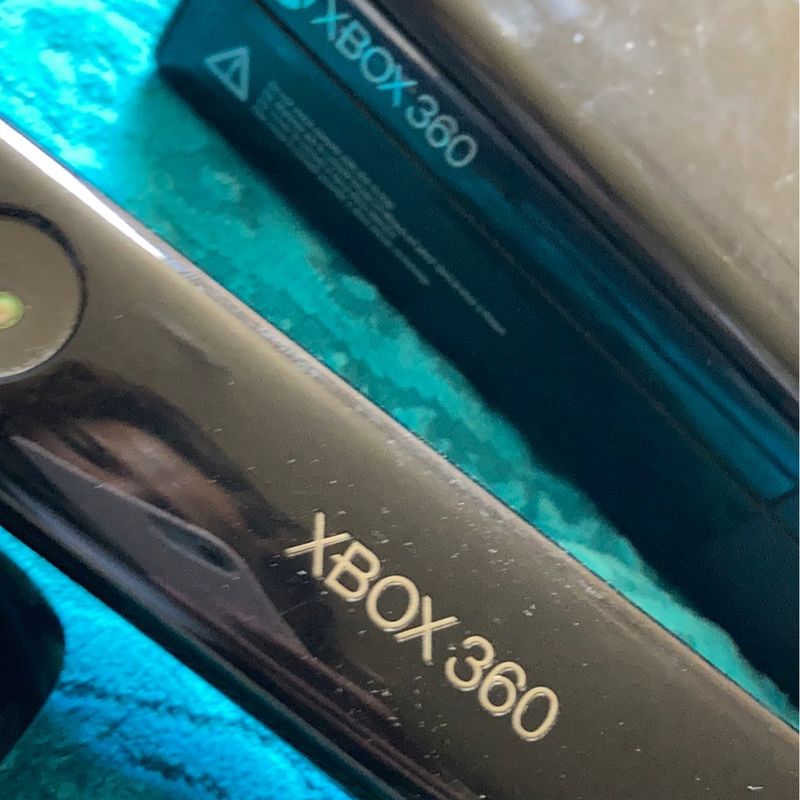 Xbox 360 Bloqueado (Usado) em ótimo estado + 1 controle original e 1  paralelo + 10 jogos originais + Kinect + duas baterias e carregadores.