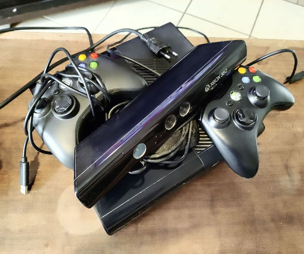 Xbox 360 Slim 4GB, Kinect, 2 Controles, 4 Jogos - Microsoft - Nova