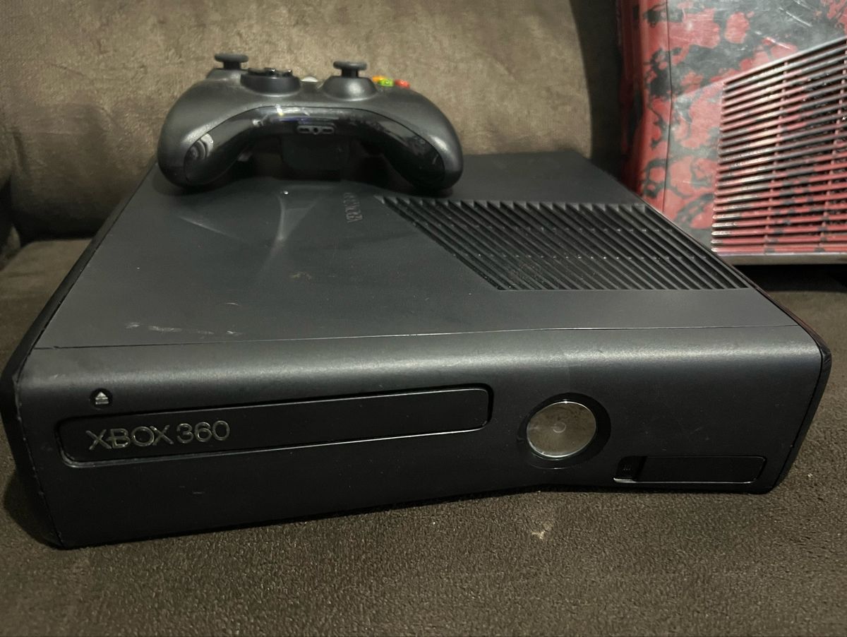 Console Xbox 360 Slim 4GB + 2 controles + Desbloqueio LTU + 1 Ano de  Garantia - Semi Novo - JF GAMES