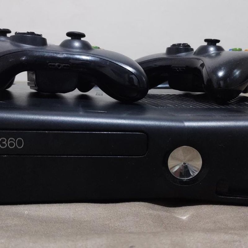 Xbox 360 Super Slim 4g modelo 2015 e 2016 com 2 controle e kinect
