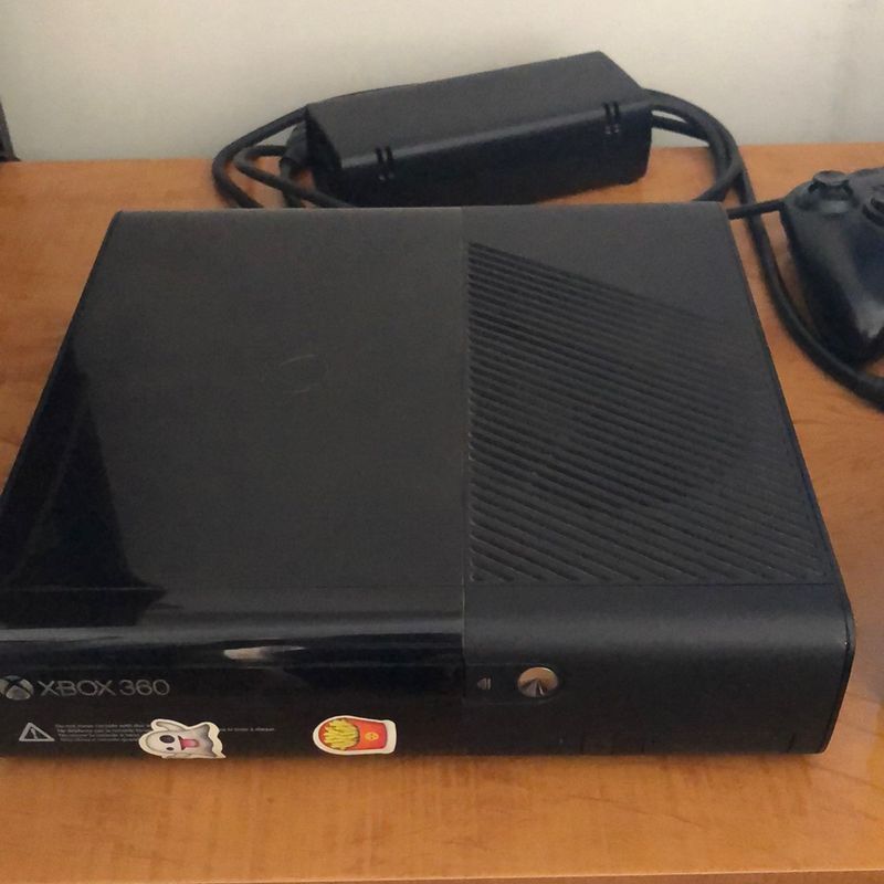 XBOX 360 SLIM BLOQUEADO USADO. COM 250GB DE ARMAZENAMENTO+FIO HDMI+1  CONTROLE+FONTE - Escorrega o Preço