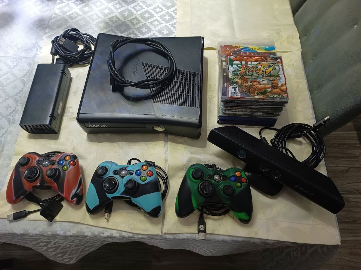 XBOX 360 SLIM DESTRAVADO COM 1 CONTROLE KINECT E 15 JOGOS 