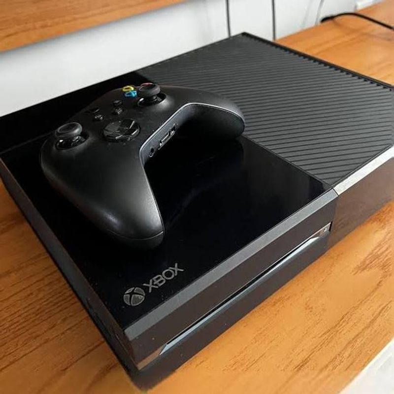 Xbox One com 1 Controle e Dois Jogos, Console de Videogame Xbox One Usado  92530300