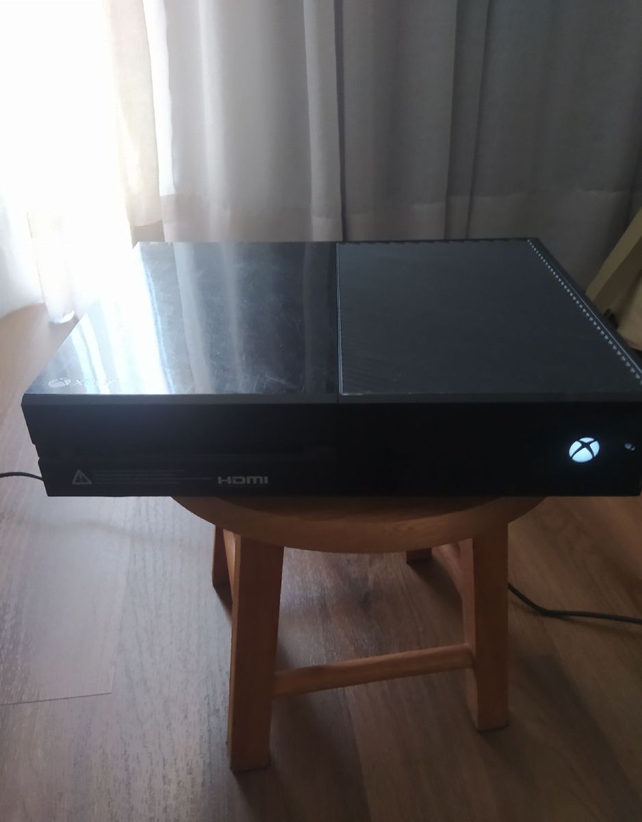 Xbox One Primeira Geração + 1 Controle Console de Videogame Xbox One Usado 73669261 enjoei