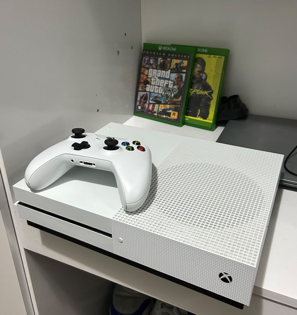 Xbox One S 1tb + 2 Jogos  Console de Videogame Xbox One