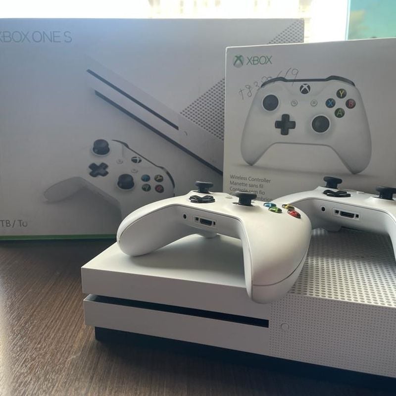 Xbox One com 1 Controle e Dois Jogos, Console de Videogame Xbox One Usado  92530300